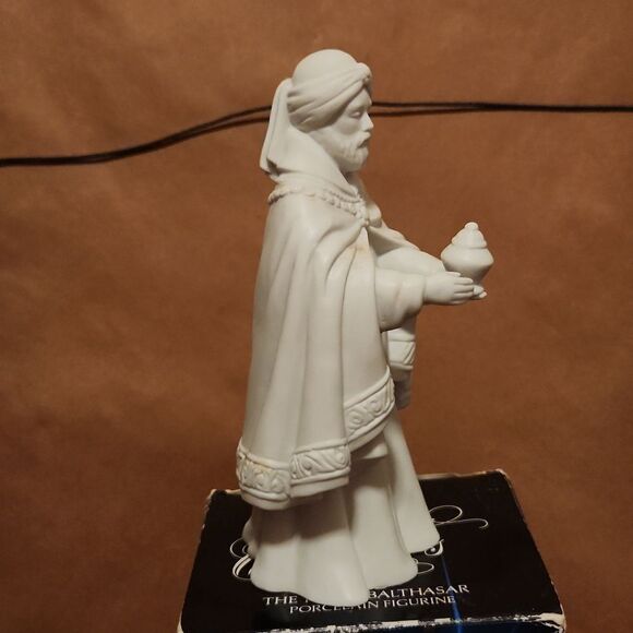 Avon 1982 Nativity Collectibles The  MAGI Balthasar Porcelain Figurine - Picture 2 of 8